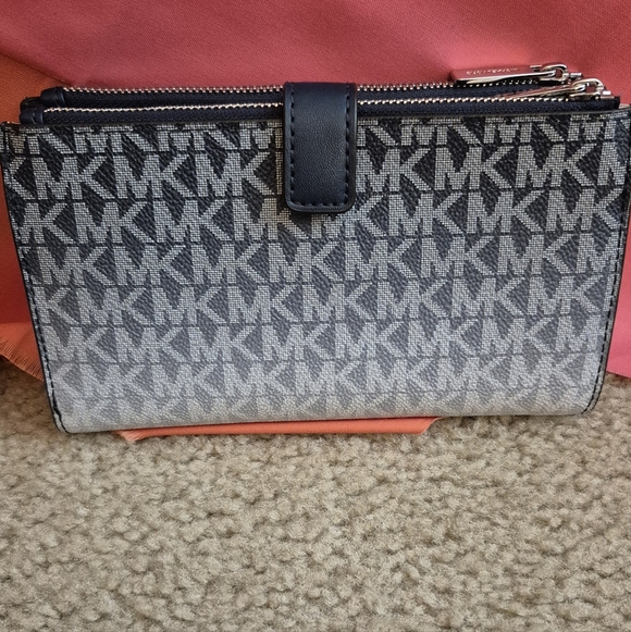 GREAT CONDITION...Michael Kors Gray/Black Signature Tote with Matching Wristlet - Picture 13 of 16
